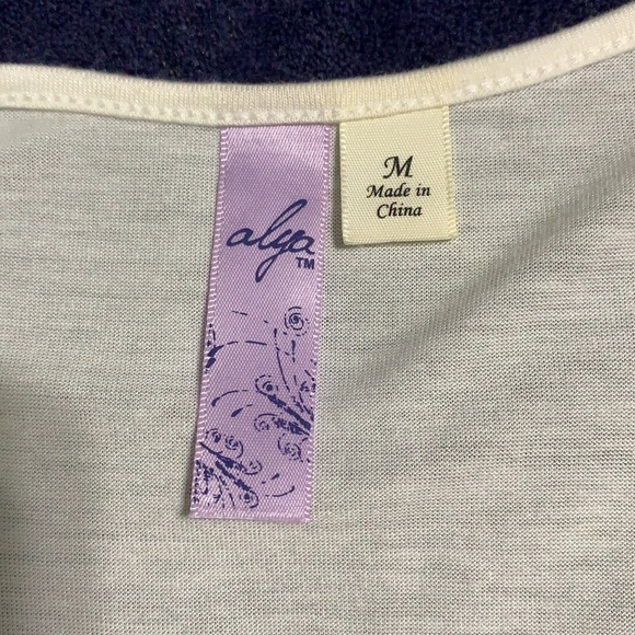 White blouse floral stitching - Picture 5 of 6